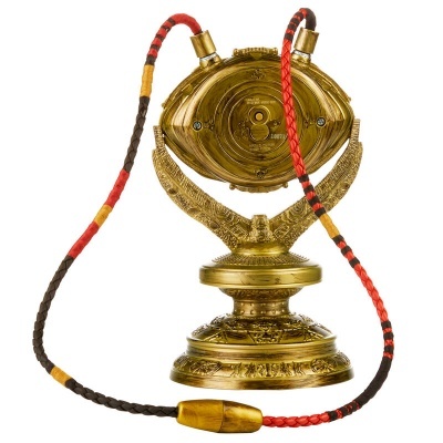 Telefone antigo dourado com cabo trançado colorido