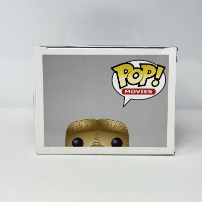 Caixa branca com logo POP! MOVIES e parte superior de figura Funko Pop