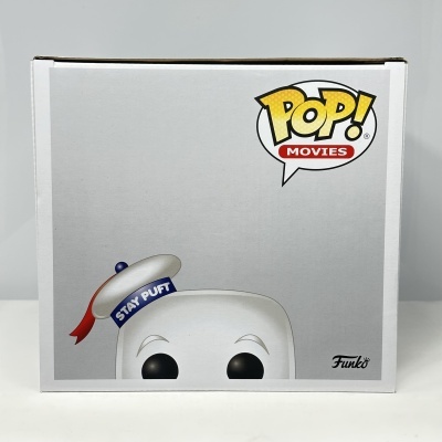 Caixa branca com imagem do boneco Stay Puft Funko POP