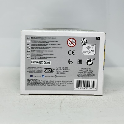 Detalhe da parte traseira de uma caixa branca com texto de avisos multilíngues e marca Funko