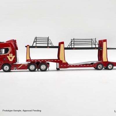 Miniatura de camião transporte de veículos vermelho e dourado com estrutura preta para carros