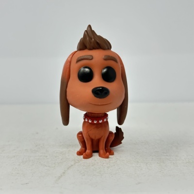 Boneco de cão castanho com coleira vermelha sentado em superfície branca.