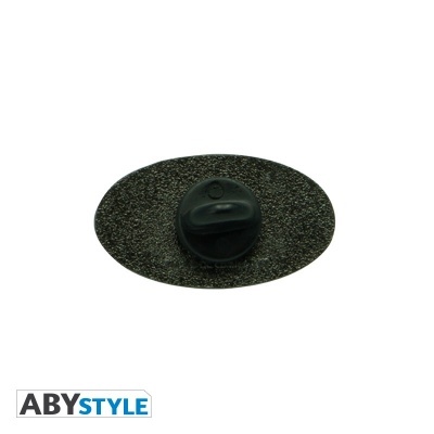 Alfinete de metal com base oval preta e fecho redondo preto central