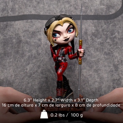 Figura colecionável de personagem feminina com roupa vermelha e preta e arma longa