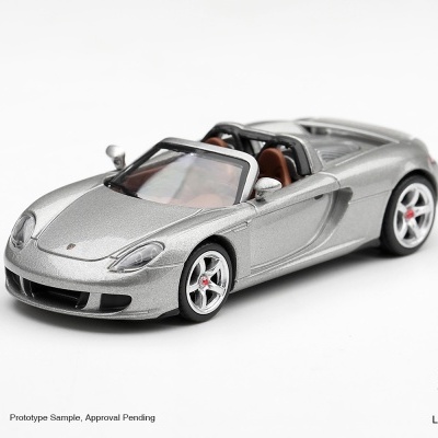 Miniatura de carro desportivo prata conversível em fundo branco