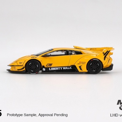 Miniatura de carro desportivo amarelo Liberty Walk em fundo branco