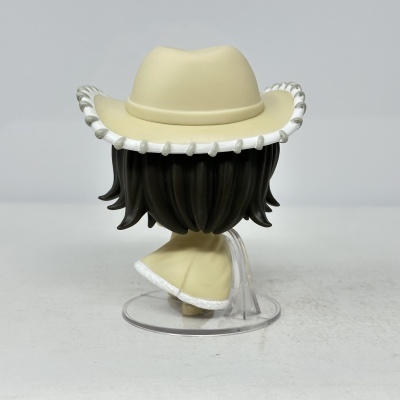 Figura vista de trás com chapéu de cowgirl bege e vestido amarelo claro.