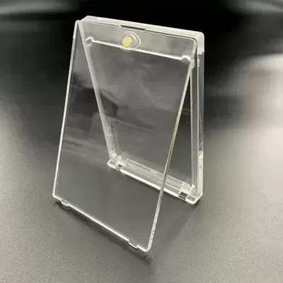 Suporte acrílico transparente retangular dobrável sobre superfície preta