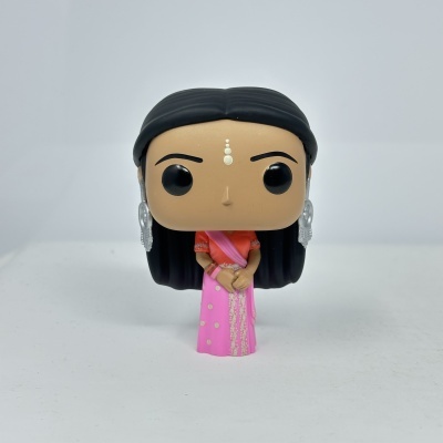 Funko Pop mulher com sari rosa e blusa coral