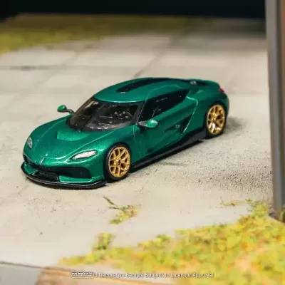 Modelo de carro desportivo verde metálico com jantes douradas em miniatura