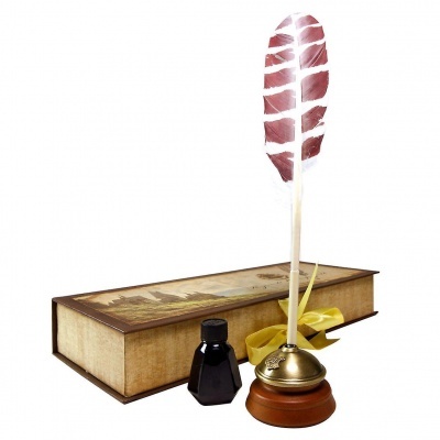 Conjunto de escrita vintage com pena e tinta