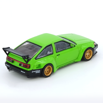 Miniatura de carro desportivo verde com rodas douradas e asa preta