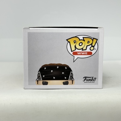 Caixa Funko Pop WWE com figura usando bandana preta.