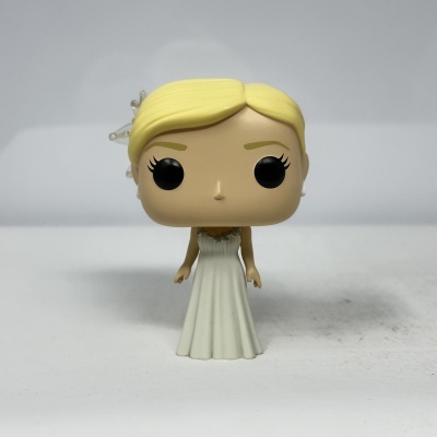 Figura Funko Pop cabelo loiro, vestido branco, detalhes transparentes, fundo cinza claro