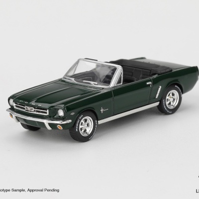 Miniatura de carro Ford Mustang conversível verde escuro com detalhes cromados