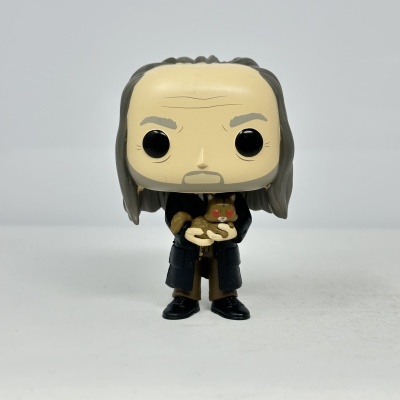 Figura Funko Pop de personagem segurando esquilo castanho com bochechas coradas
