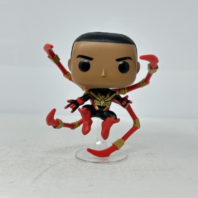 Funko Pop Homem-Aranha com seis braços extras vermelhos e roupa preta e dourada.