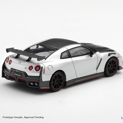 Miniatura de carro Nissan GT-R prata com asa preta e jantes pretas e vermelhas