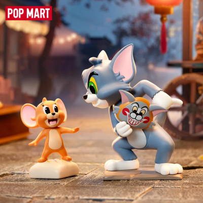 Figuras colecionáveis de Tom e Jerry com máscara, em cenário urbano desfocado à noite