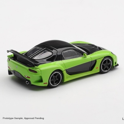 Miniatura de carro desportivo verde e preto com asa traseira em fundo branco