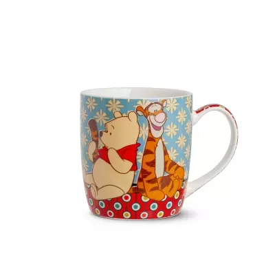 Caneca com desenho do Ursinho Pooh e Tigrão em fundo azul e vermelho