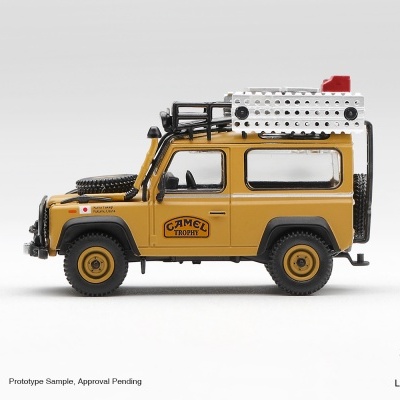 Miniatura de carro off-road amarelo com acessórios no teto e roda sobressalente no capô.