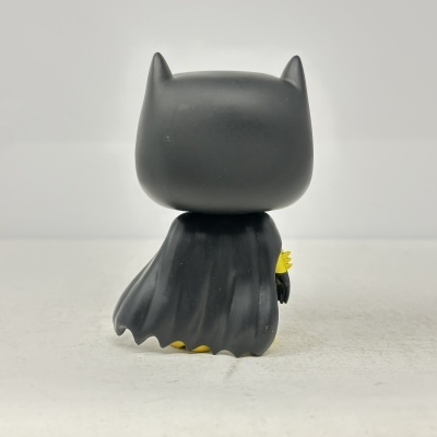 Figura de coleção preta vista de costas com capa e orelhas pontiagudas