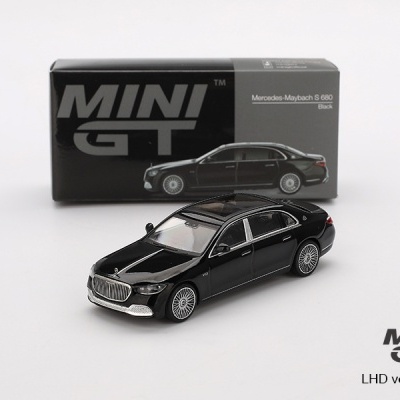 Miniatura preto do Mercedes-Maybach S 680 com caixa preta marcada MINI GT