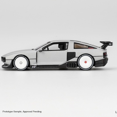 modelo de carro desportivo cinza com rodas brancas e asa traseira preta