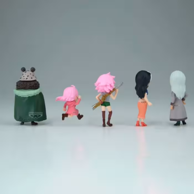 Cinco figuras colecionáveis em fila com diferentes roupas e cores de cabelo, sobre fundo cinza