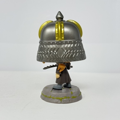 Figura Funko Pop com capacete metálico e base cinzenta