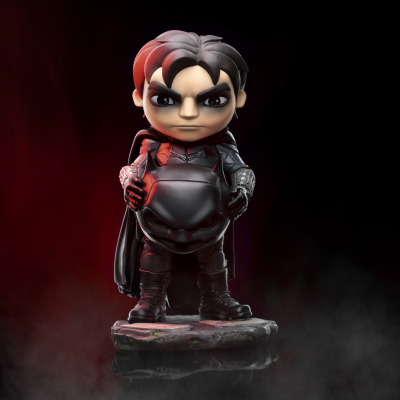 Figura colecionável de personagem com fato e máscara preta sobre base de pedra