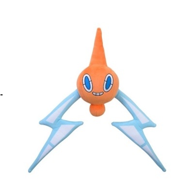 Pelúcia de personagem alaranjada com asas azuis e olhos grandes