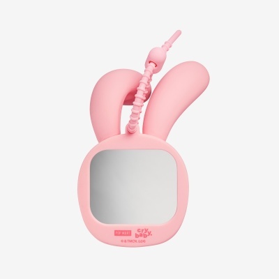 Espelho quadrado rosa com orelhas de coelho em fundo branco