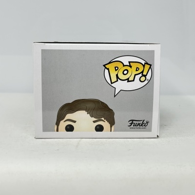 Caixa branca de figura Pop! com cabelo castanho ondulado e texto POP!