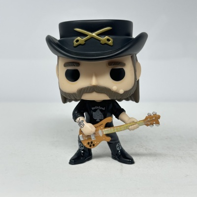 Figura Funko Pop com chapéu preto, bigode, camisa preta Motörhead, guitarra castanha