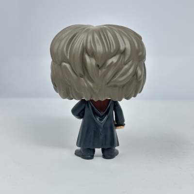 Figura em miniatura com casaco preto e cabelo castanho claro vista de costas