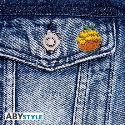 Dois pins coloridos num bolso de ganga azul, um chapéu e uma esfera decorativa, com o texto ABYSTYLE.