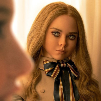 Duas bonecas com cabelo loiro comprido e roupa formal com laço riscado