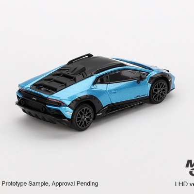 Miniatura de carro desportivo azul e preto sobre fundo branco, marca MINI GT