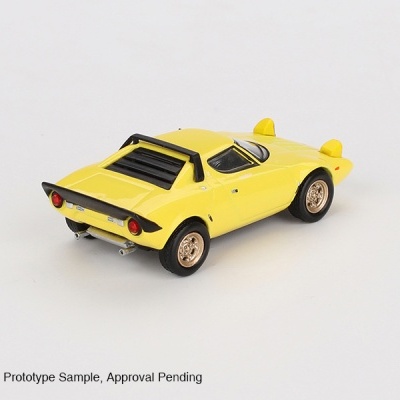 Miniatura de carro desportivo amarelo com detalhes em preto e jantes douradas.