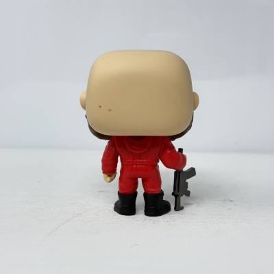 Figura Funko Pop vermelha de costas com arma preta