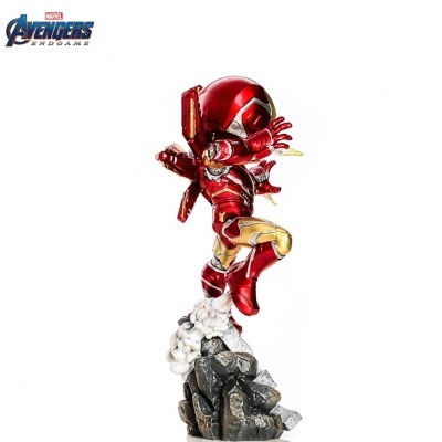 Estátua colecionável Homem de Ferro com armadura vermelha e dourada em base de pedras e fumaça