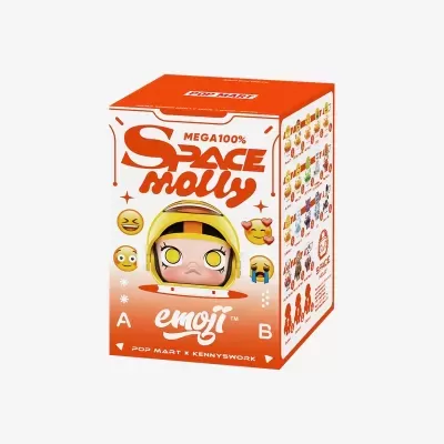 Caixa laranja e branca com boneco astronauta amarelo e texto Space Molly emoji