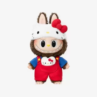 Boneco de peluche com jardineira vermelha e chapéu branco de Hello Kitty.