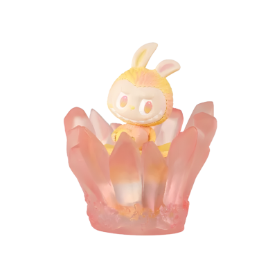 Figura decorativa de coelho amarelo numa base de cristais rosa