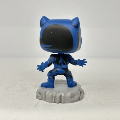 Figura de vinil azul e preto em base cinza
