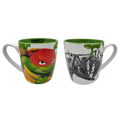 Duas canecas de cerâmica com decoração de tartaruga ninja e grafitis, interior verde e rebordo com manchas verdes.