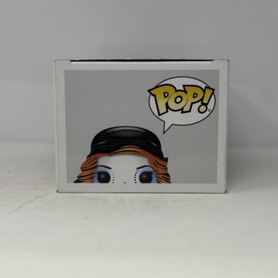 Caixa branca com personagem estilizada em desenho e balão com 