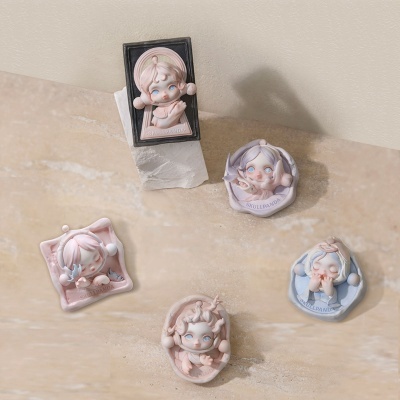 Miniaturas decorativas estilo boneca em cores pastel com texto SKULLPANDA